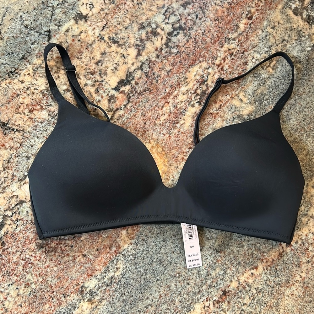 NWT Victoria’s Secret lightly lined t-shirt bra